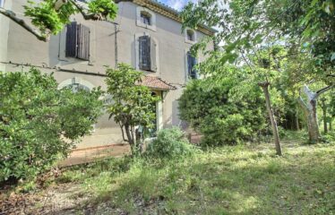 La Fare les Oliviers Bastide composée de trois bâtiments