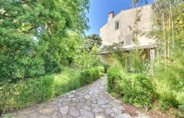 La Fare les Oliviers Bastide composée de trois bâtiments